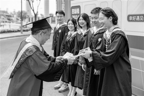 武汉工商学院为全体毕业生准备了银杏叶书签寄托母校祝福